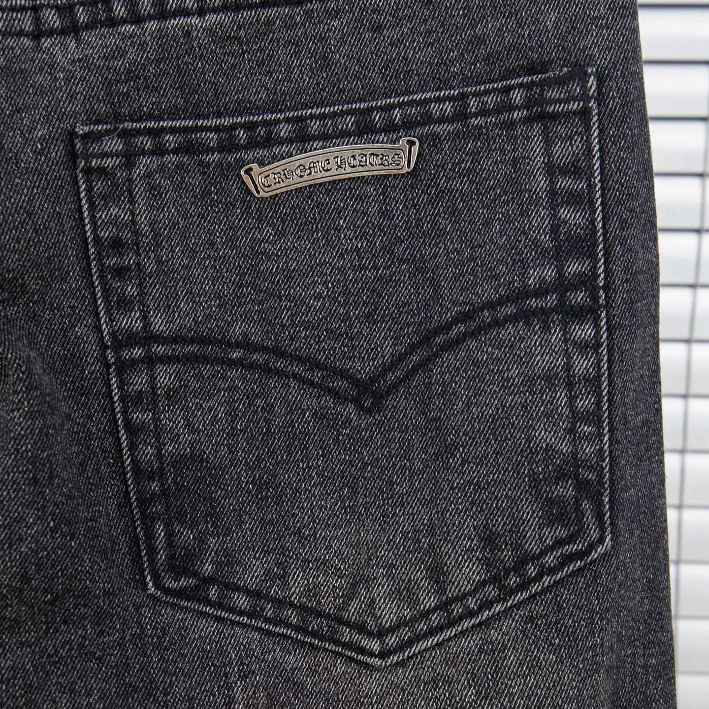 P260 Chrome Hearts Chrome Hearts Jeans Purple Matty Boy Sex Records Rivet Style Work Jeans CH Jeans need to be disassembled and washed before being dismantled and hand-stitched with sheepskin cross leather and then spliced ​​together to complete. The whole piece has too many craftsmanship to explain. The cabinet price is 16W+ level, patchwork cross pattern embellishment, high-waisted washed jeans! ! Absolutely high-end luxury products, 8W+ level god-level items, super popular products, made with top heavy industry, a magic weapon that cannot be missed. About Kroxin This is an extremely luxurious fashion brand, which can also be called the aristocrats of the high street. It has always been an exclusive brand for some hipsters or rich second generation. Compared with ordinary high streets, it is more luxurious and noble. Compared with luxury brands, it has a more fashionable personality and has always been a brand that I have a special liking for. Style number: 1761# Size: 28 30 32 34 36